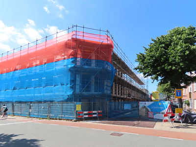 915144 Gezicht op de bouw van het project 'De Gansstraat', op de hoek van de Gansstraat (voorgrond) en de Gruttostraat ...